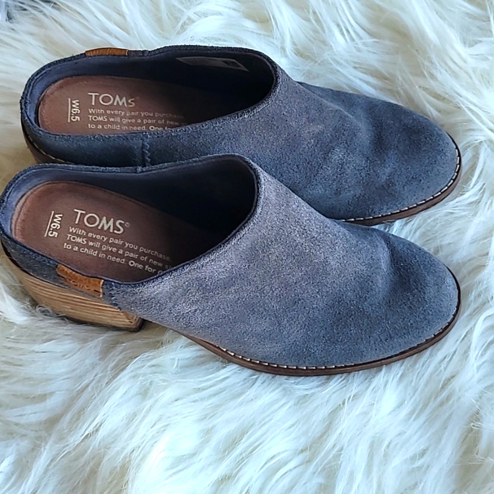 TOMS Leila Forged Iron grey Suede Mules in Size 6.5